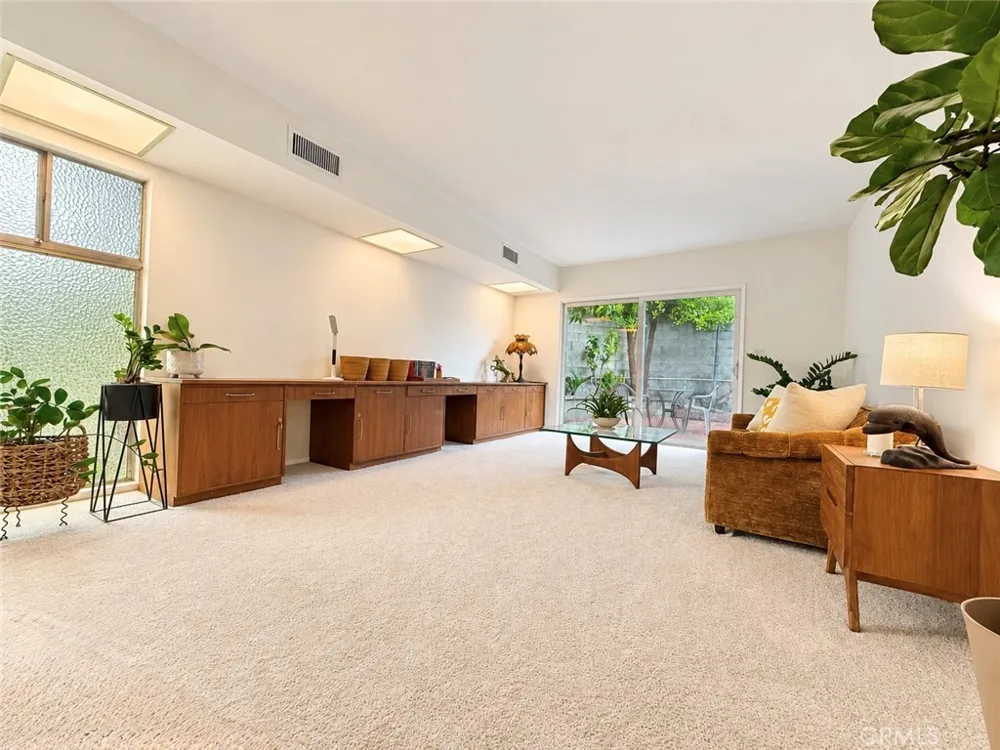 2572 Silver Ridge Los Angeles, CA 90039