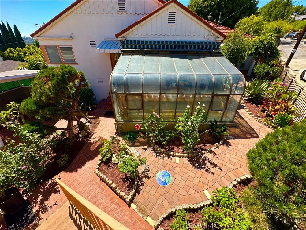 2572 Silver Ridge Los Angeles, CA 90039