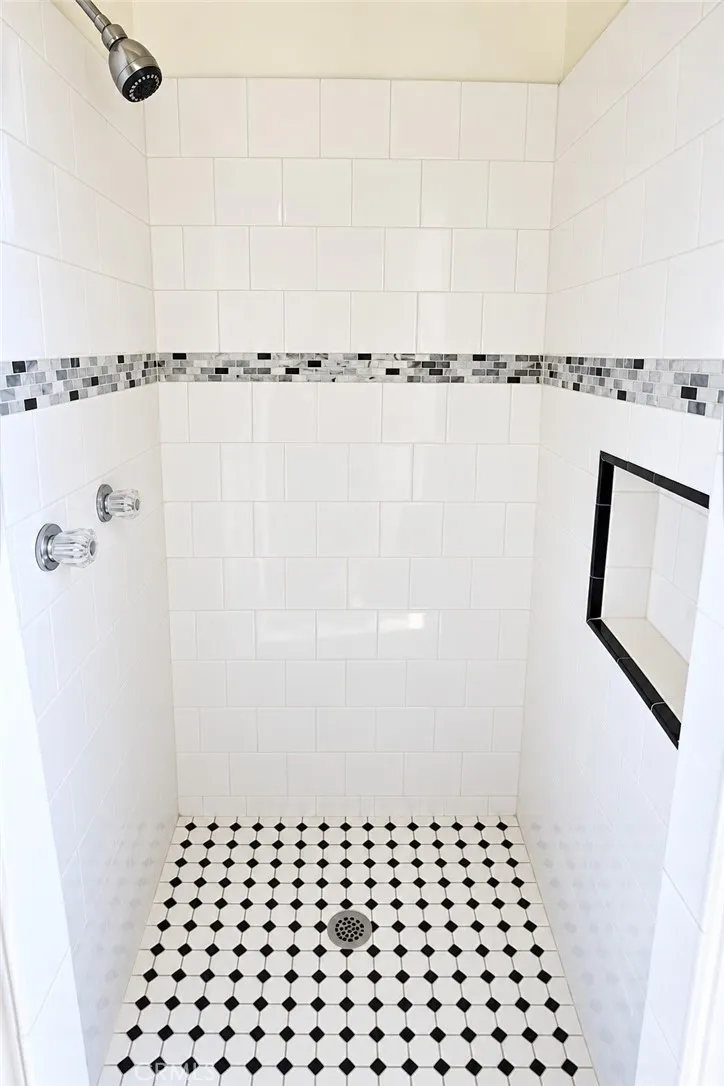 2572 Silver Ridge Los Angeles, CA 90039