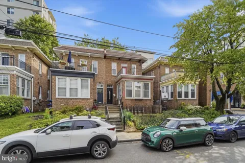 1 ATHENS AVENUE W #C