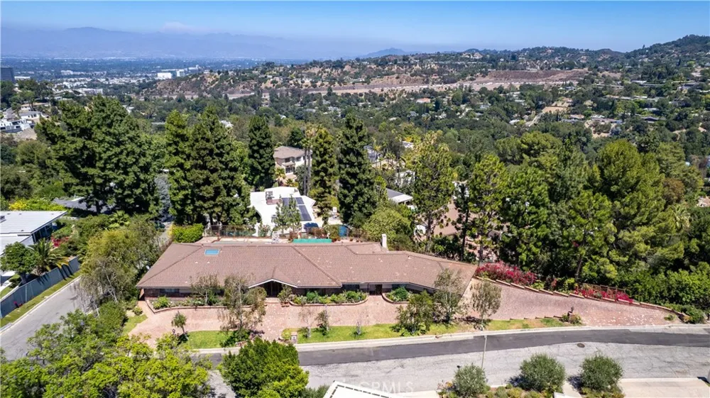 16172 Royal Oak Road Encino, CA 91436