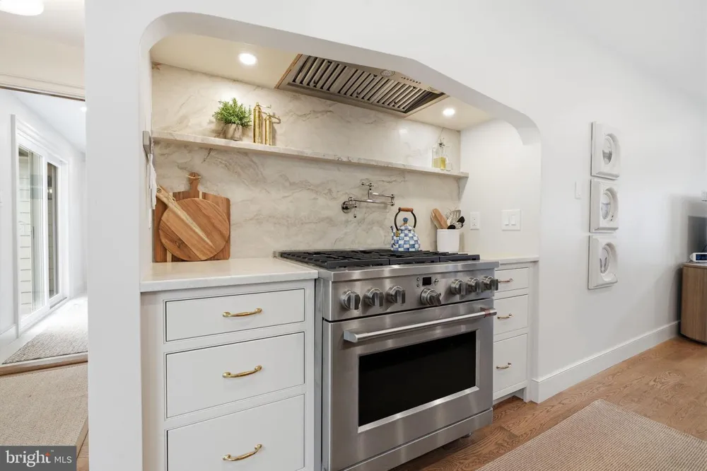 30 DUNKIN DRIVE Washington Crossing, PA 18977
