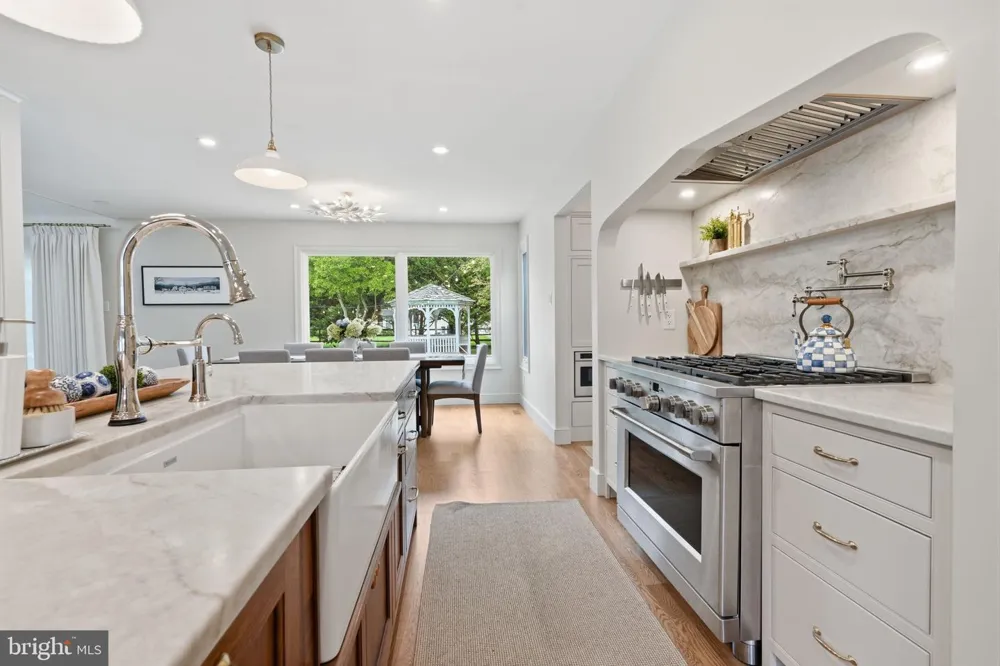 30 DUNKIN DRIVE Washington Crossing, PA 18977