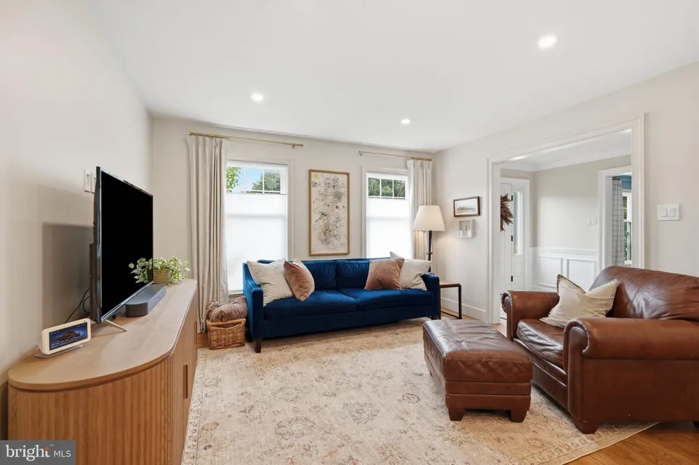 30 DUNKIN DRIVE Washington Crossing, PA 18977