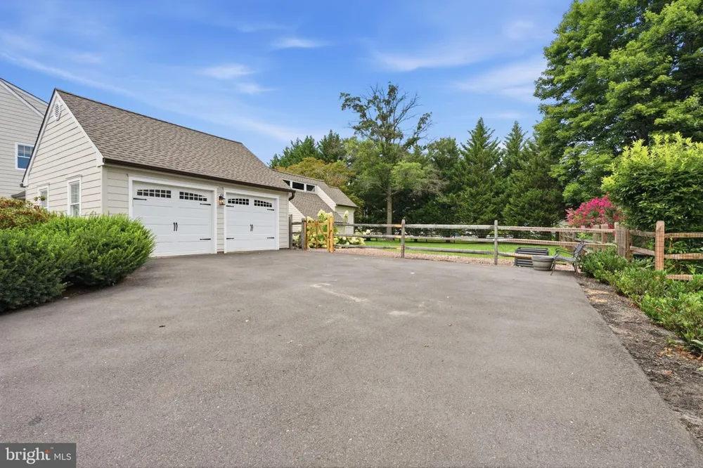 30 DUNKIN DRIVE Washington Crossing, PA 18977