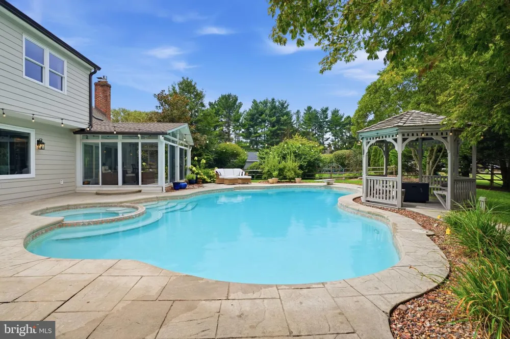 30 DUNKIN DRIVE Washington Crossing, PA 18977