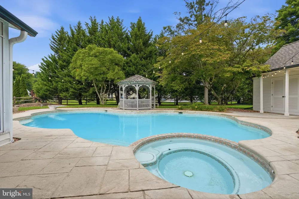 30 DUNKIN DRIVE Washington Crossing, PA 18977