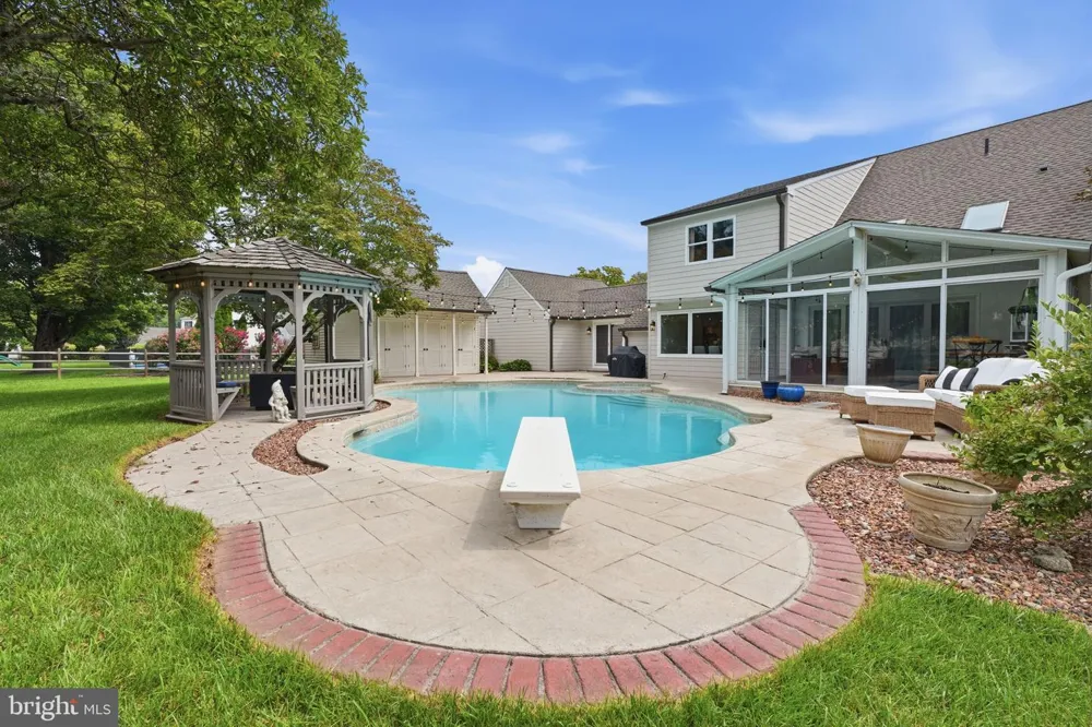 30 DUNKIN DRIVE Washington Crossing, PA 18977