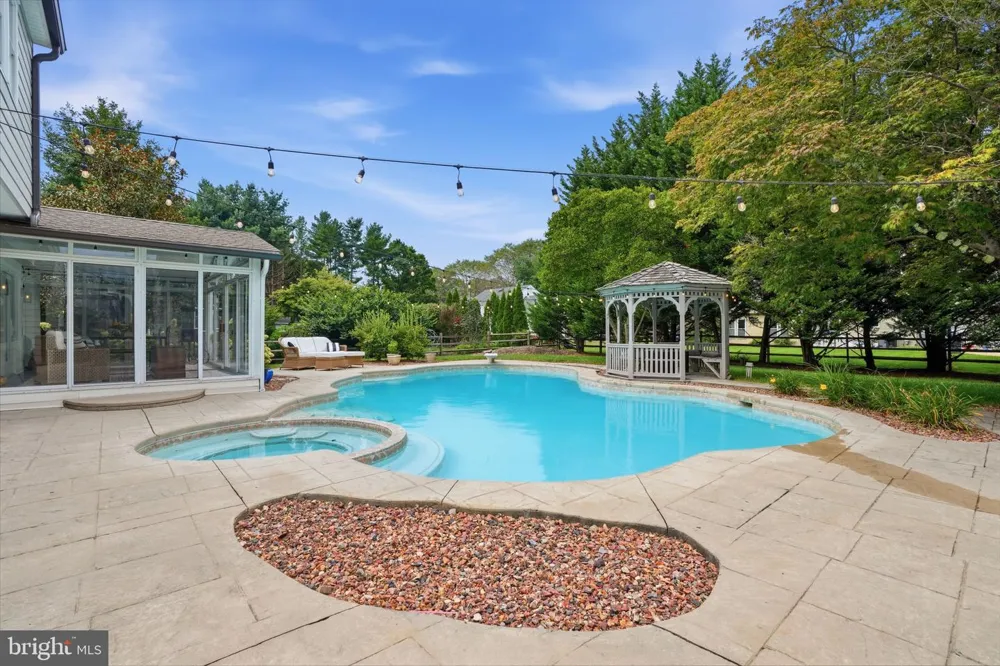 30 DUNKIN DRIVE Washington Crossing, PA 18977