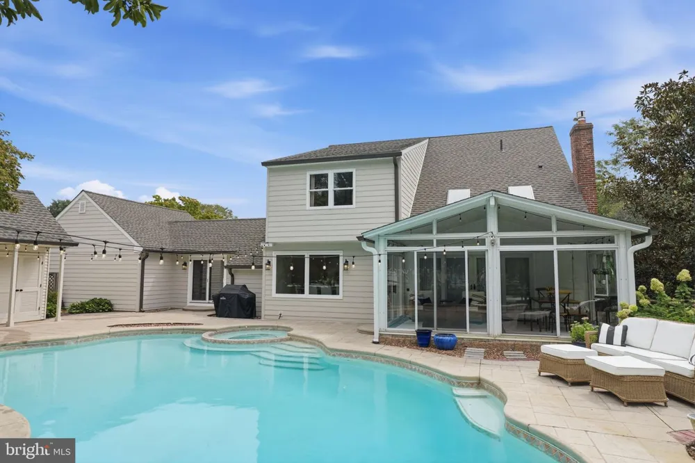 30 DUNKIN DRIVE Washington Crossing, PA 18977