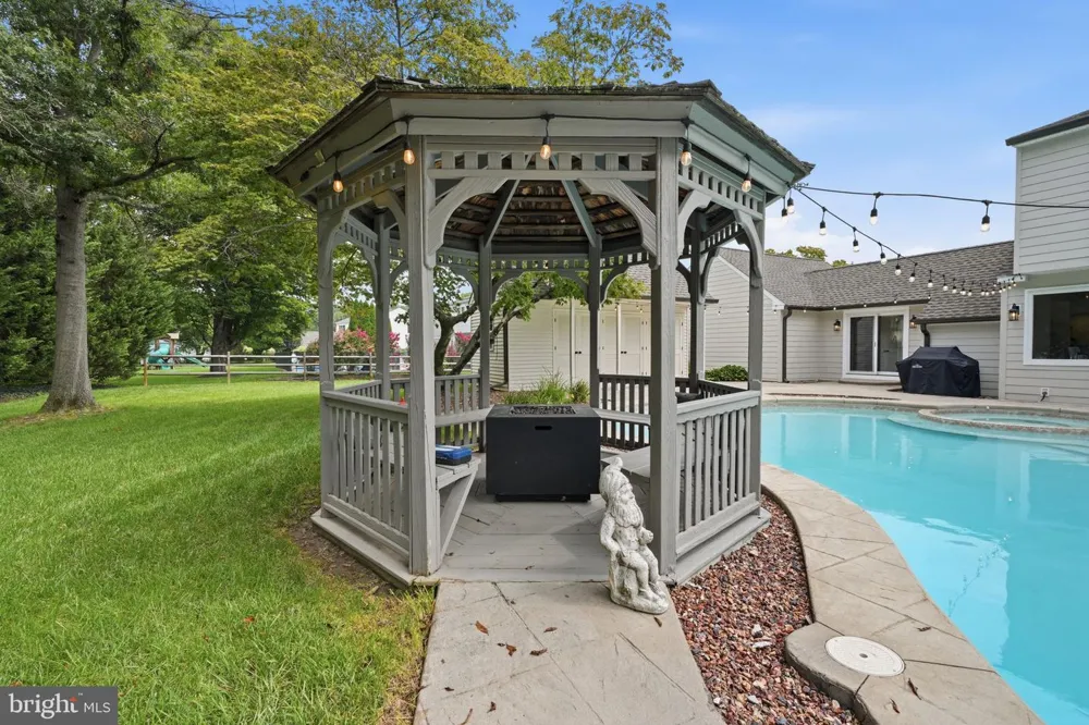 30 DUNKIN DRIVE Washington Crossing, PA 18977