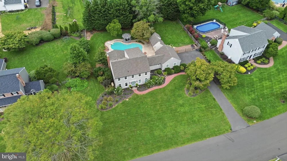 30 DUNKIN DRIVE Washington Crossing, PA 18977