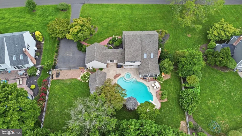 30 DUNKIN DRIVE Washington Crossing, PA 18977