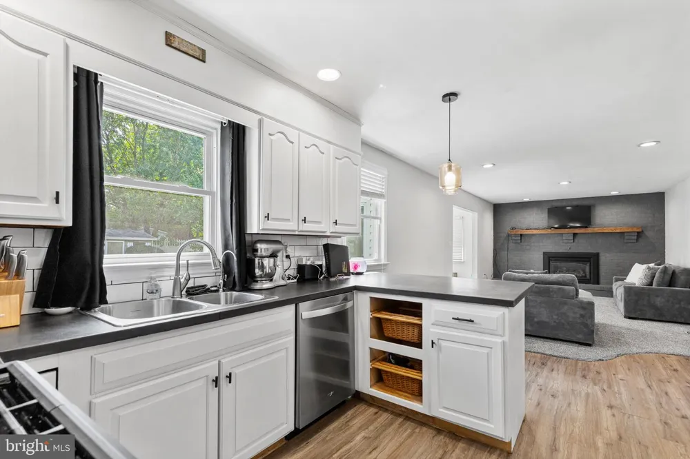 2440 DOUGLAS DRIVE Lancaster, PA 17602