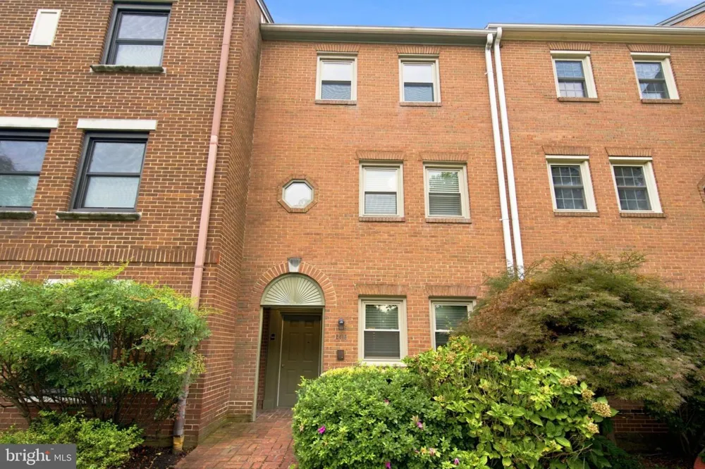 2413 S 9TH STREET S Arlington, VA 22204