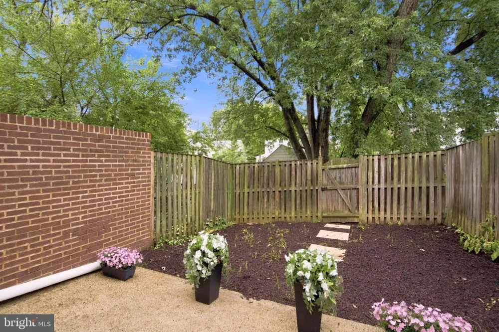 2413 S 9TH STREET S Arlington, VA 22204
