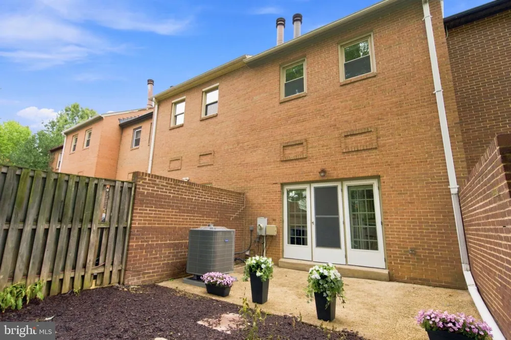 2413 S 9TH STREET S Arlington, VA 22204