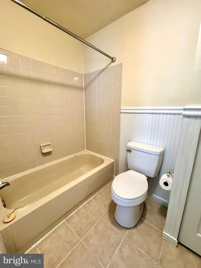 122 CAERNARVON COURT Exton, PA 19341