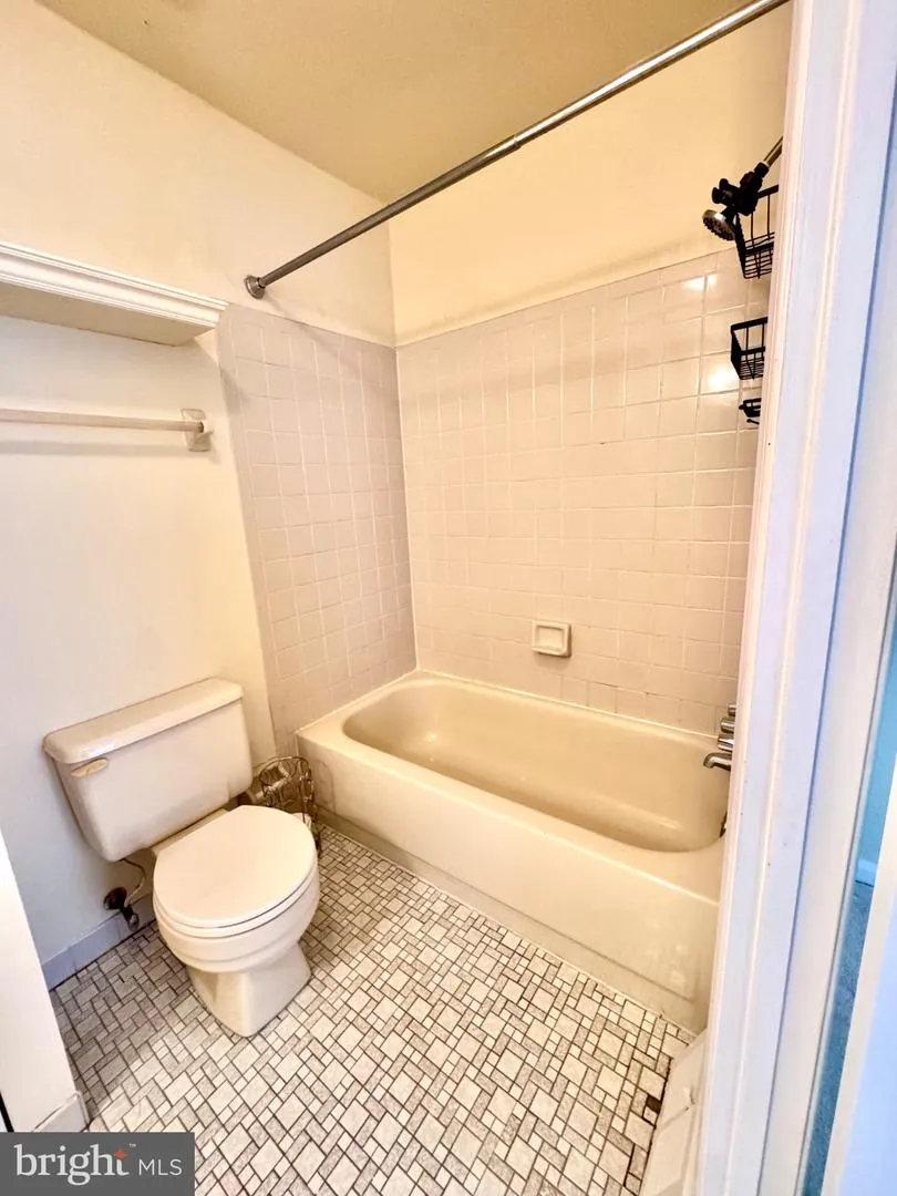 122 CAERNARVON COURT Exton, PA 19341
