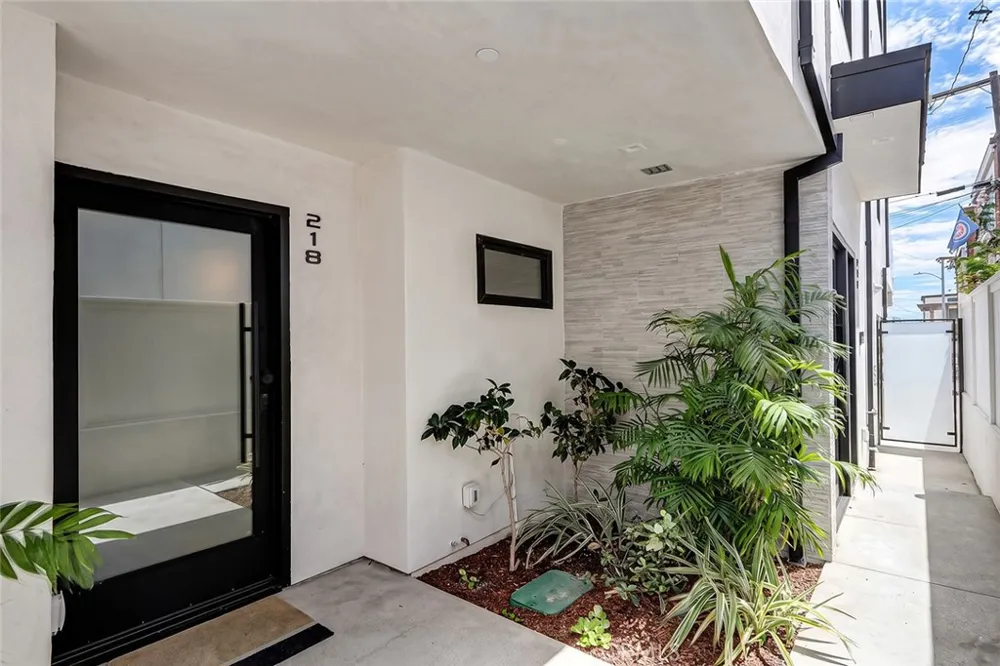 218 14th Street Manhattan Beach, CA 90266