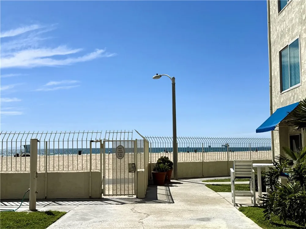 711 Pacific Coast #106 Huntington Beach, CA 92648