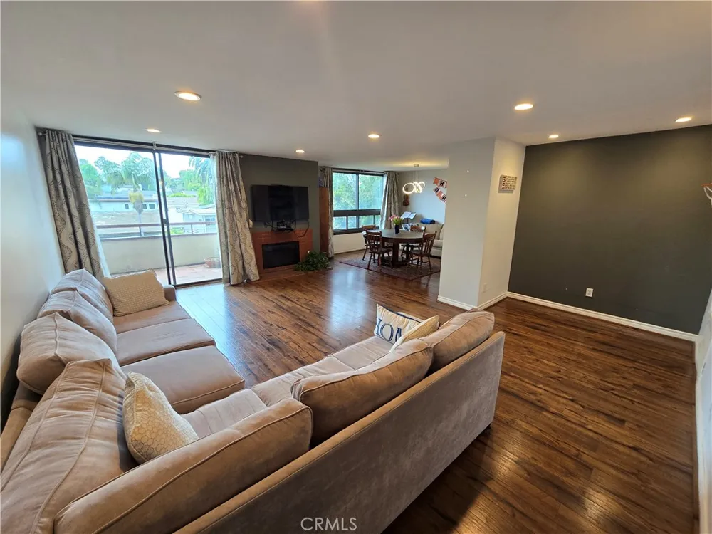 8828 Pershing Los Angeles, CA 90293