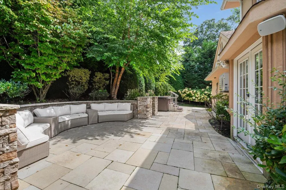 111 Barrett Road Lawrence, NY 11559