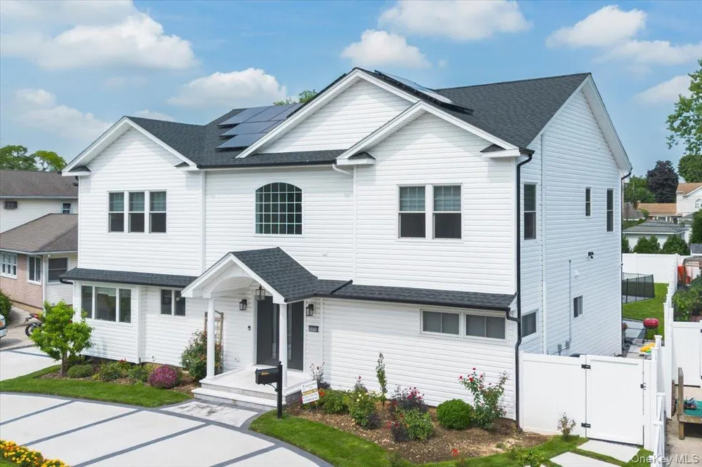 1375 Oak Lane East Meadow, NY 11554