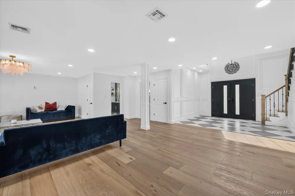 1375 Oak Lane East Meadow, NY 11554