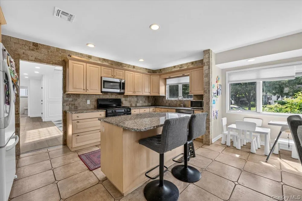 1375 Oak Lane East Meadow, NY 11554