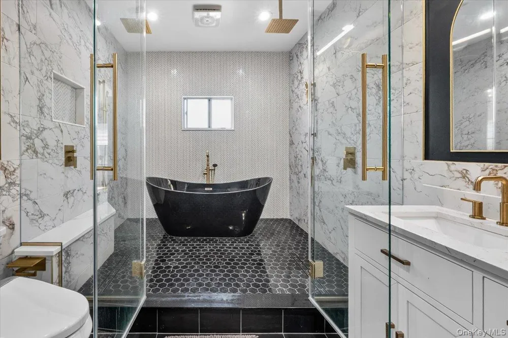 1375 Oak Lane East Meadow, NY 11554