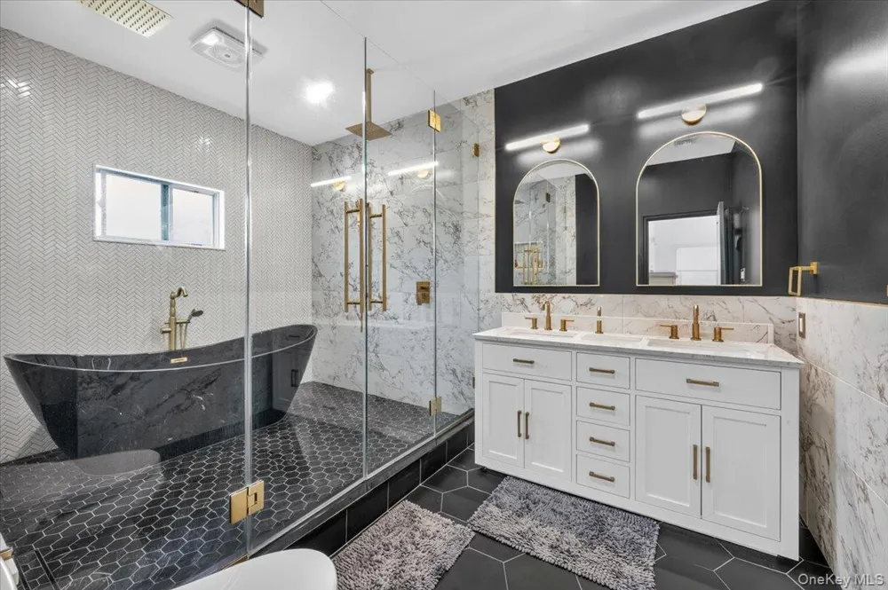 1375 Oak Lane East Meadow, NY 11554