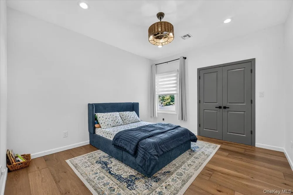 1375 Oak Lane East Meadow, NY 11554