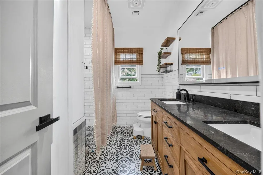 1375 Oak Lane East Meadow, NY 11554