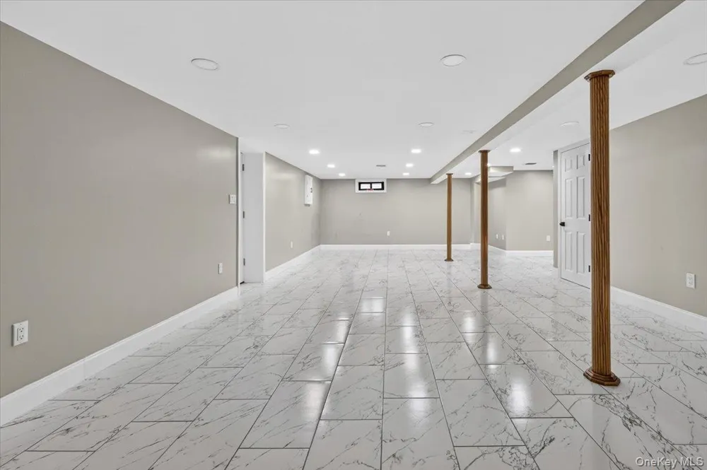 1375 Oak Lane East Meadow, NY 11554