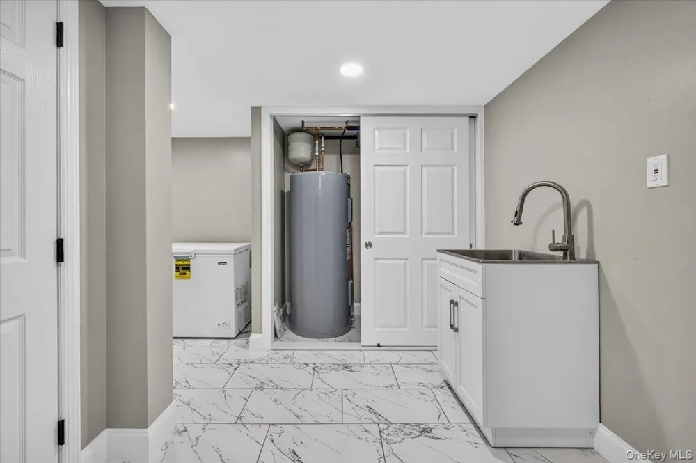 1375 Oak Lane East Meadow, NY 11554