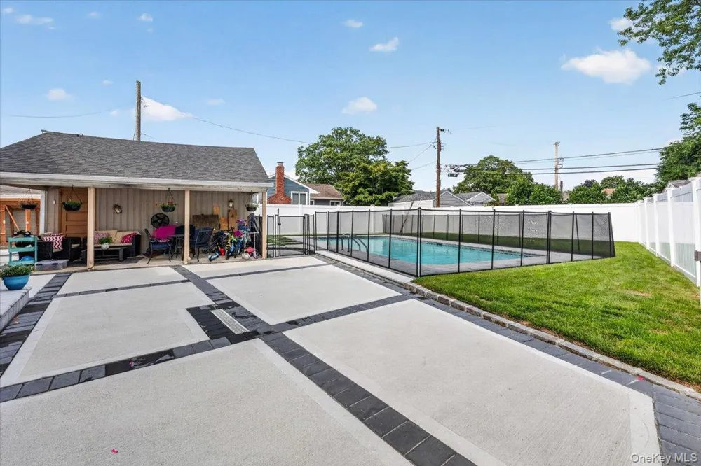 1375 Oak Lane East Meadow, NY 11554