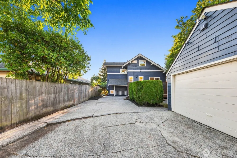 7706 32nd Avenue NW Seattle, WA 98117