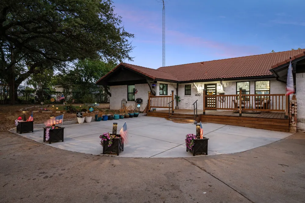 400 W Atchley Drive Granbury, TX 76048