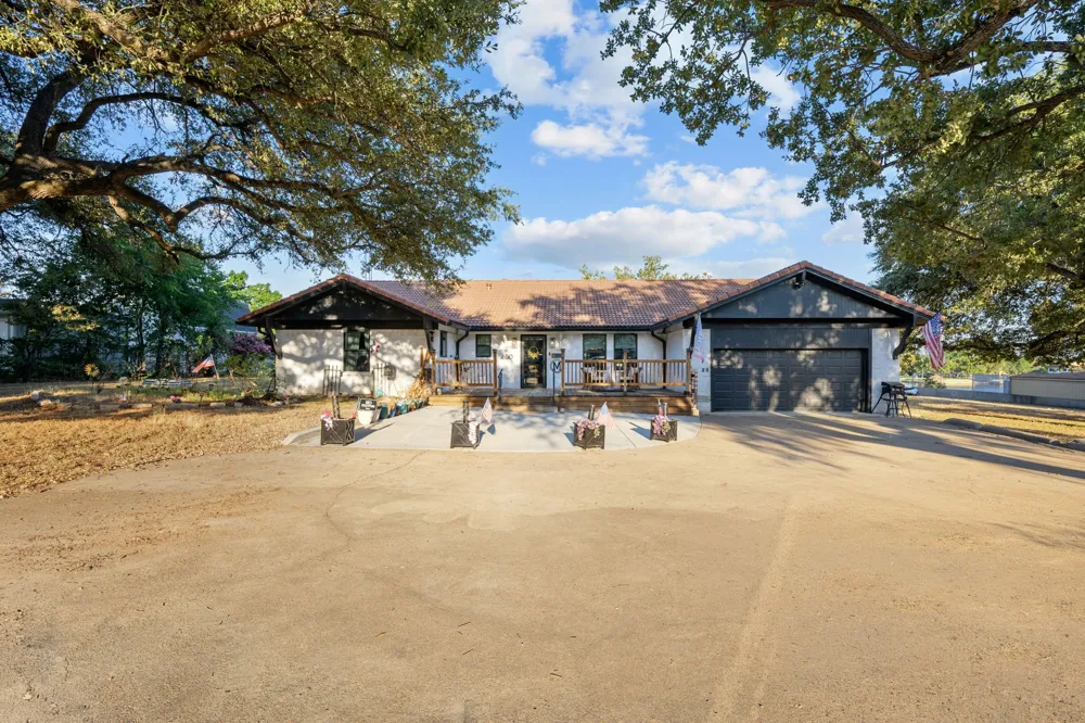 400 W Atchley Drive Granbury, TX 76048