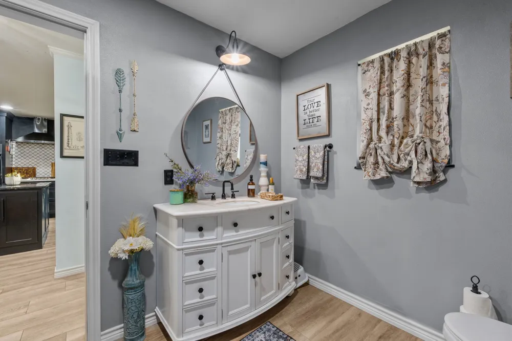 400 W Atchley Drive Granbury, TX 76048