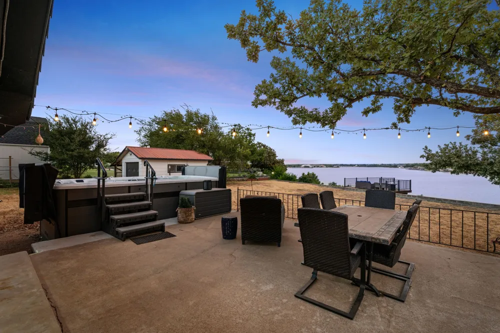 400 W Atchley Drive Granbury, TX 76048
