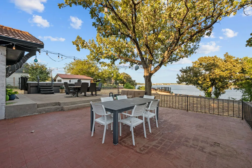 400 W Atchley Drive Granbury, TX 76048