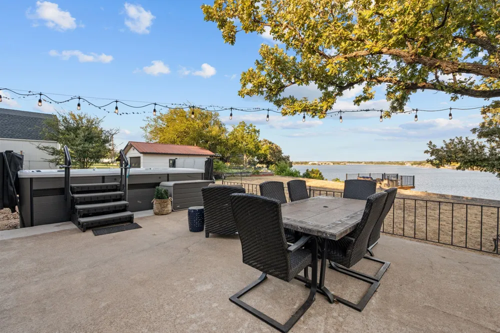 400 W Atchley Drive Granbury, TX 76048