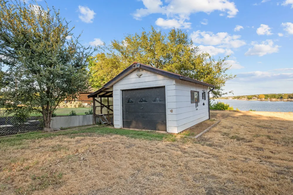 400 W Atchley Drive Granbury, TX 76048