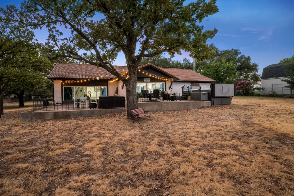 400 W Atchley Drive Granbury, TX 76048