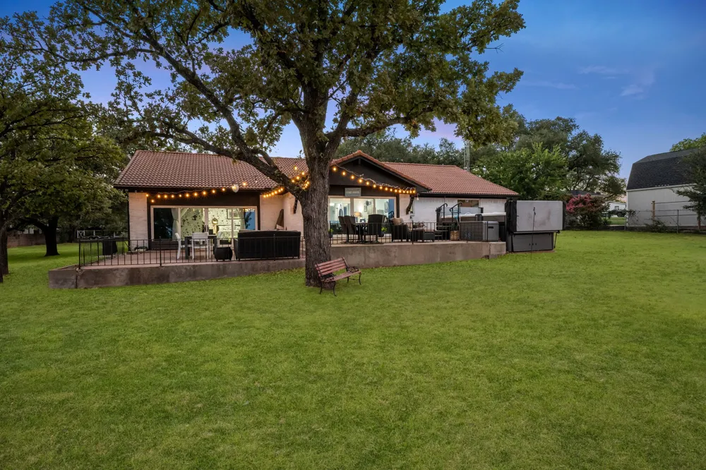 400 W Atchley Drive Granbury, TX 76048