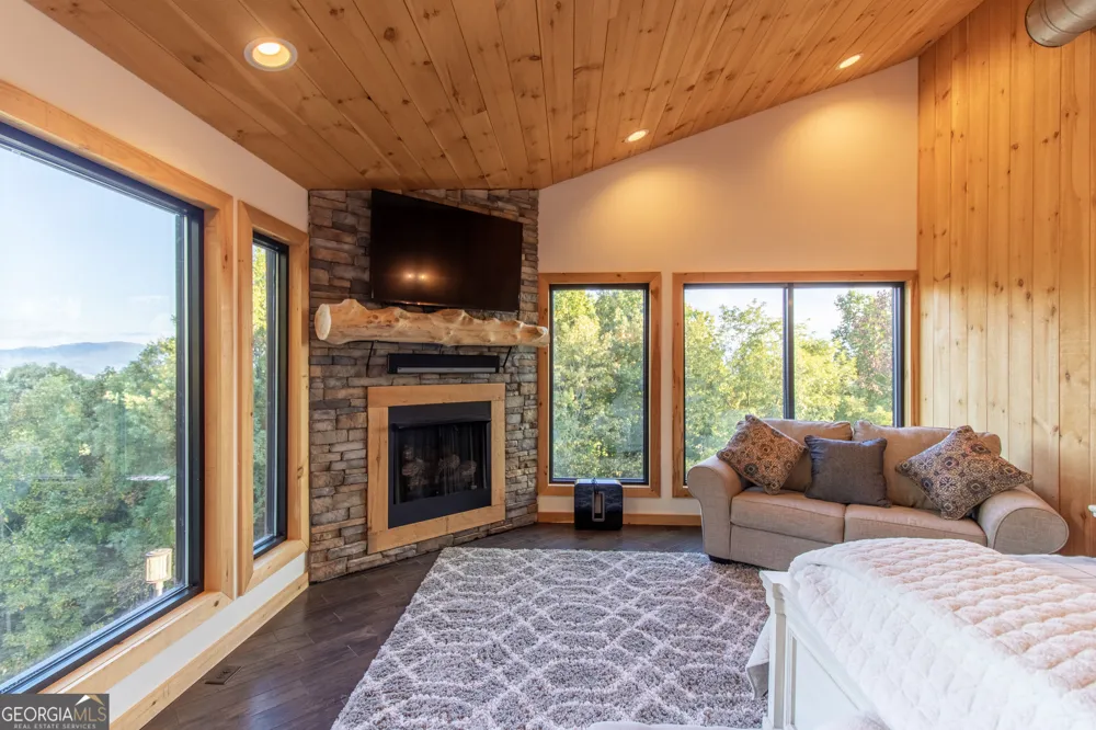 540 Mtn Top RD Blairsville, GA 30512