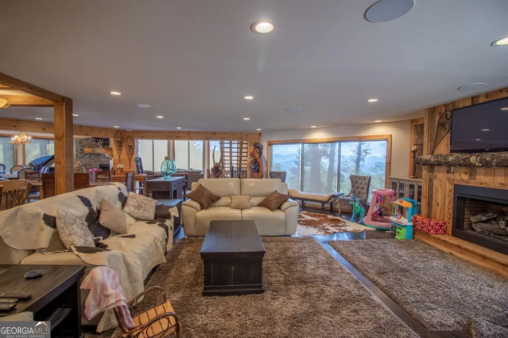 540 Mtn Top RD Blairsville, GA 30512