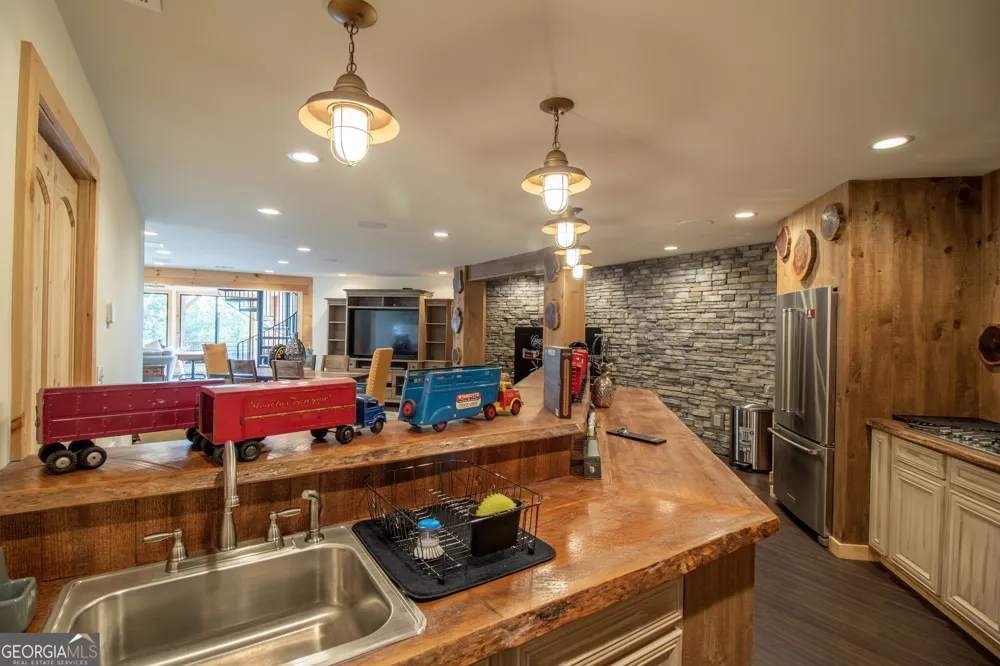 540 Mtn Top RD Blairsville, GA 30512